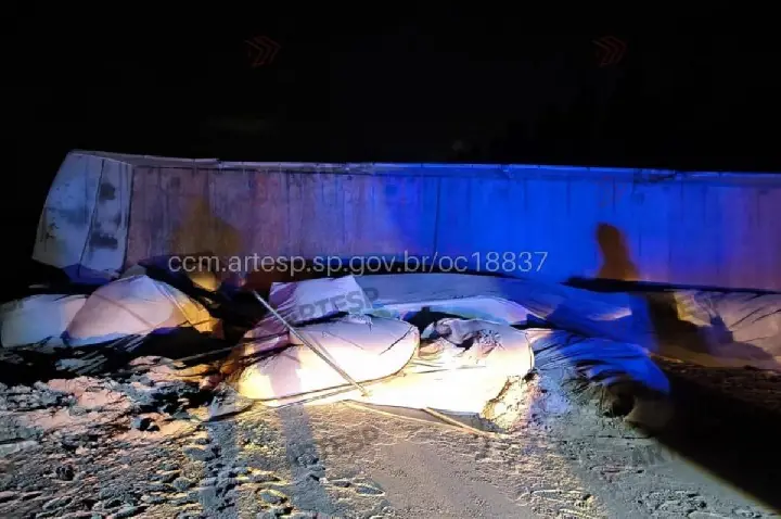 Carreta atravessa Rondon, tomba e derruba calcário na rodovia