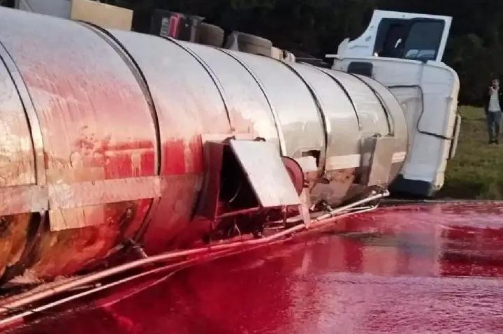 Carreta carregada com sangue de matadouro tomba na Rondon