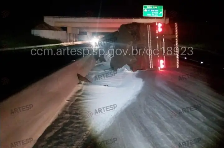 Carreta tomba, espalha carga e trava rodovia na região de Bauru