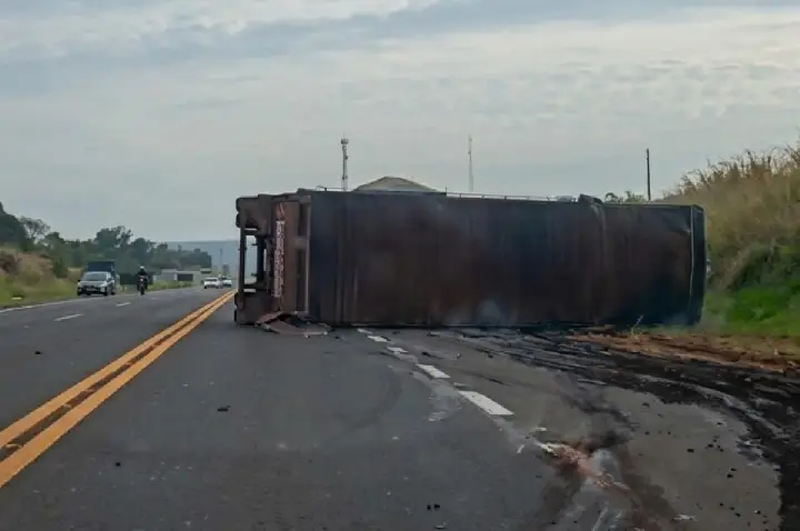 Carreta tomba na Bauru-Arealva após motorista fugir da pesagem