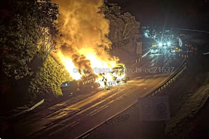 Carretas pegam fogo após colisão e interditam Rodoanel