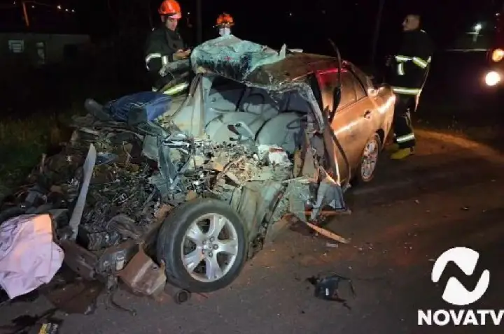 Carro atinge traseira de ônibus rural e condutor de 37 anos morre