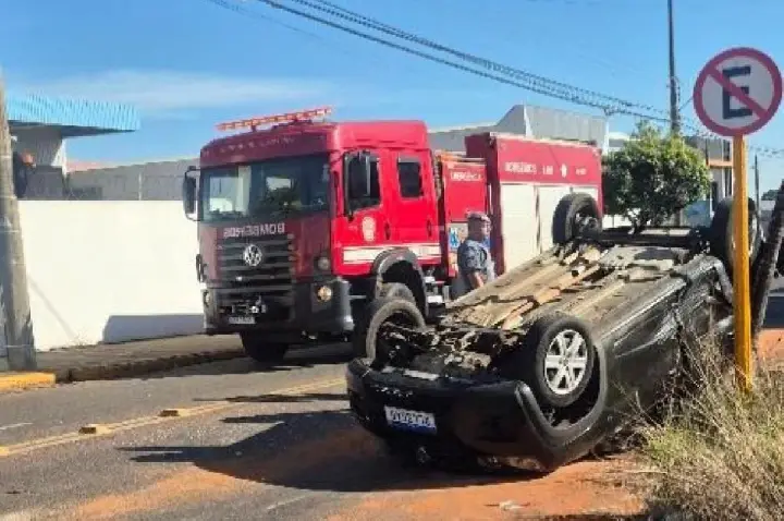 Carro capota após acidente em cruzamento de Bauru