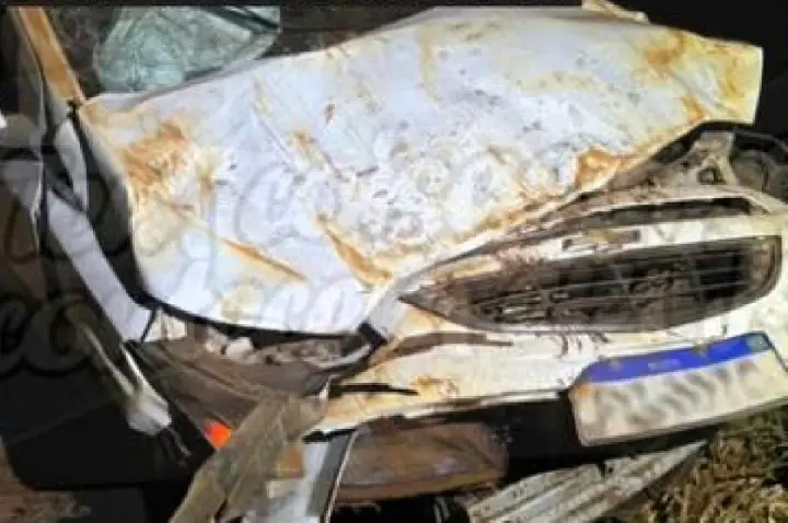 Carro capota e atinge poste na vicinal Jaú-Potunduva