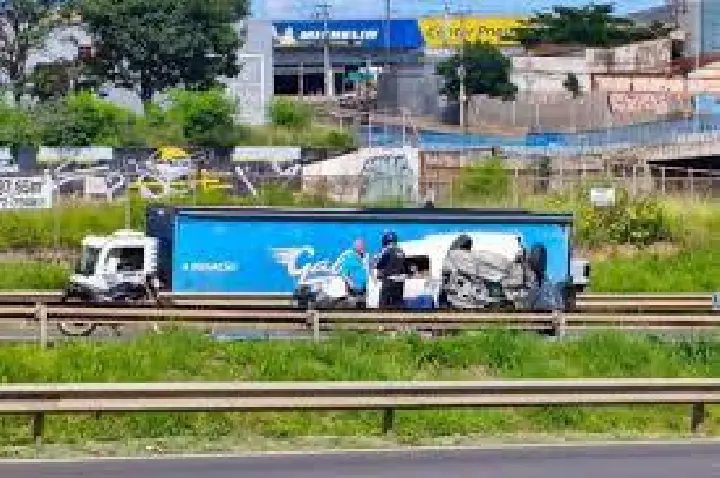 Carro capota e ocupante é socorrido em rodovia de Bauru