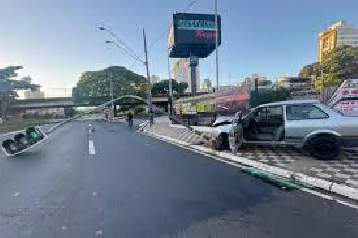 Carro com 3 ocupantes colide e derruba semáforo na Nações Unidas