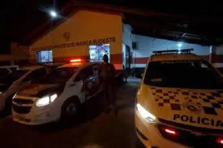 Carro com cinco pessoas é alvejado em Bauru; uma delas é baleada