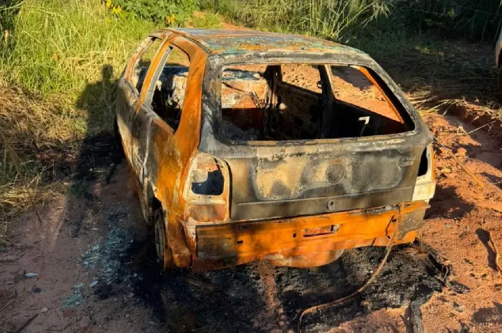 Carro depenado e incendiado é achado em Bauru