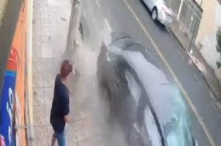 Carro desgovernado atinge poste e quase atropela pedestre