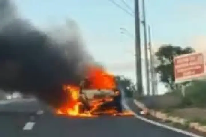 Carro é consumido pelo fogo em avenida de Bauru
