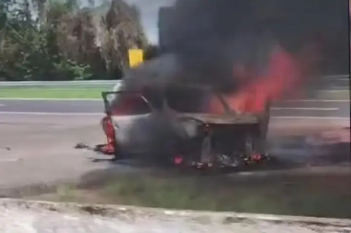 Carro é consumido pelo fogo em rodovia de Bauru