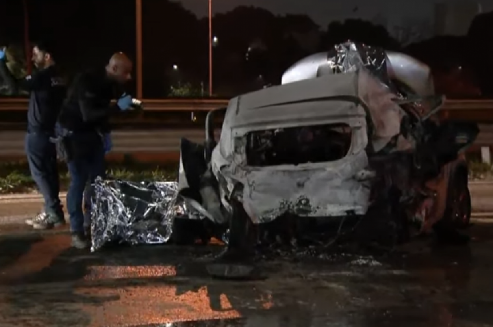Carro explode e família morre presa às ferragens