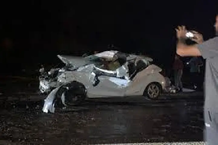 Carro fica destruído após acidente com caminhão em Arealva; VÍDEO