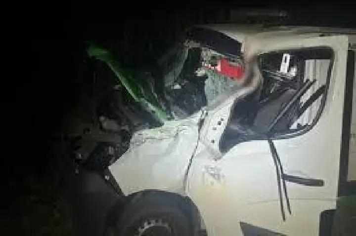 Carro lança novilha contra ambulância e motorista morre