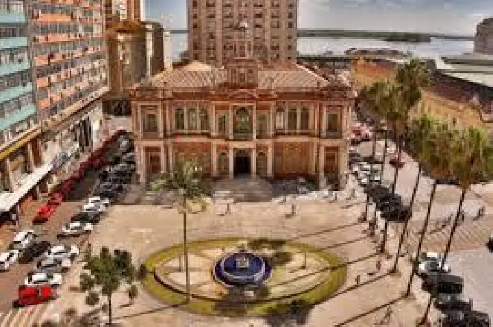 Carro passa atirando e fere 5 no centro de Porto Alegre