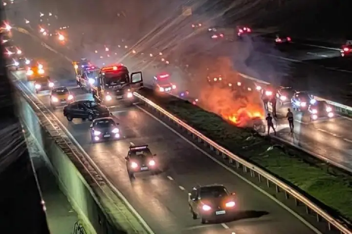 Carro pega fogo após colisão na Rondon, em Bauru; VÍDEO