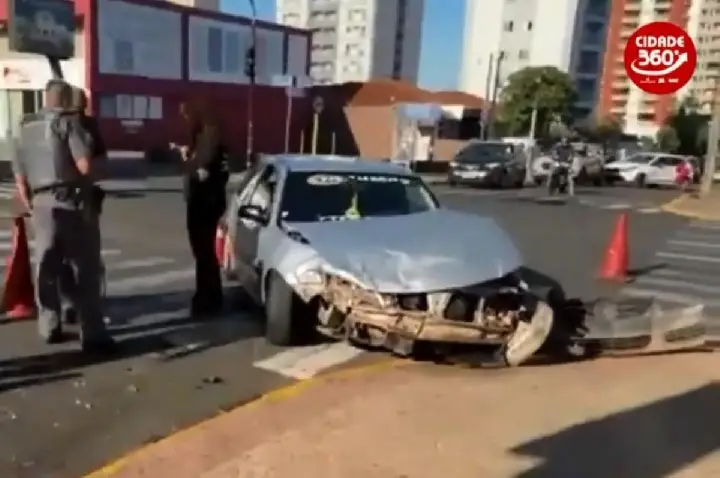 Carros batem em cruzamento na zona Sul de Bauru