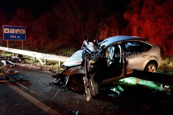 Carros batem, uma pessoa morre e mais 3 ficam feridas na região