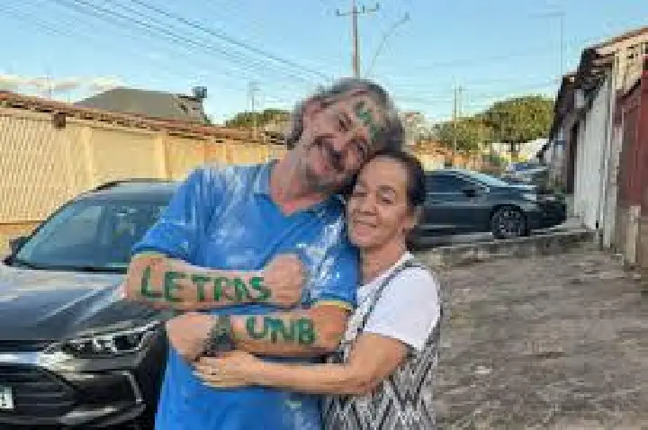 Carteiro autodidata é aprovado em universidade pública; VÍDEO