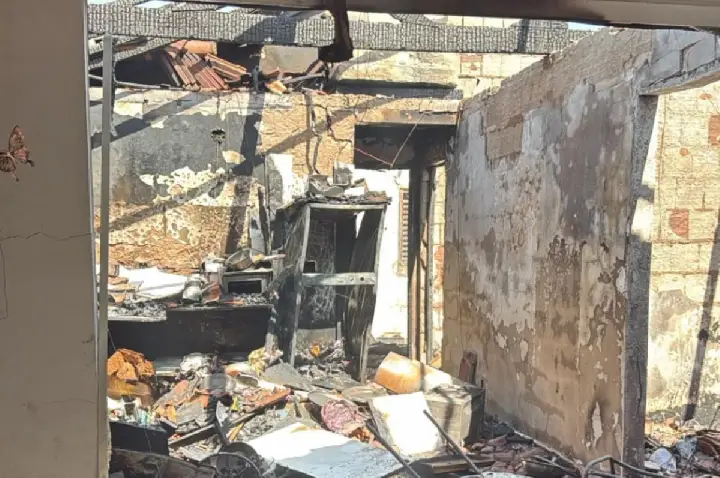 Casa é tomada pelas chamas em Bauru; VÍDEO
