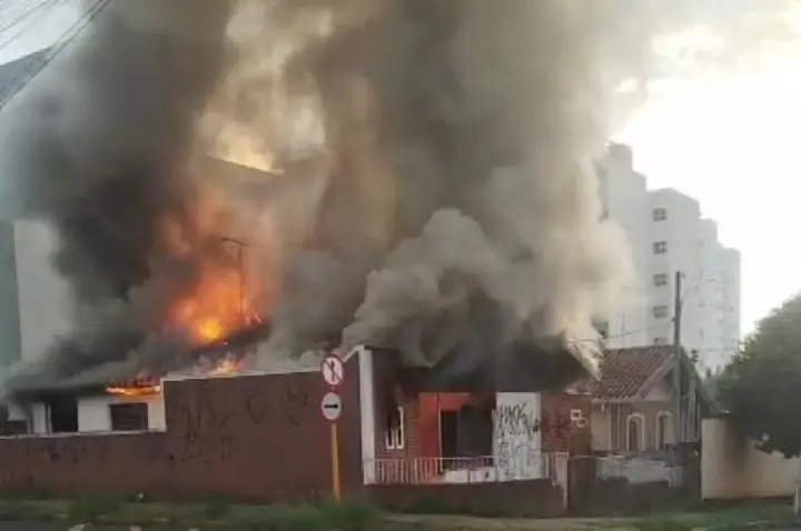 Casa pega fogo em Bauru e fumaça toma conta da cidade; VÍDEOS