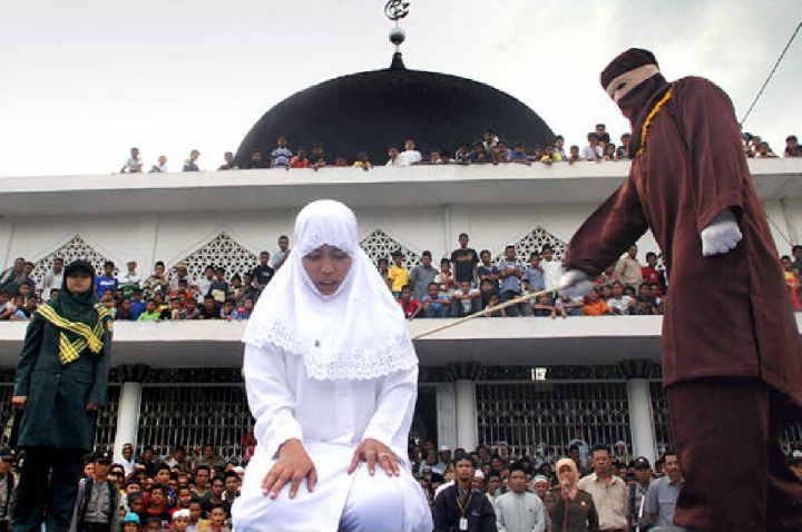 Casal é açoitado por sexo fora do casamento; mulher desmaia