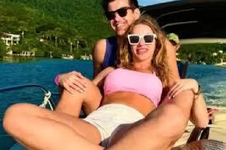 Casal sai do carro para trocar pneu e morre atropelado