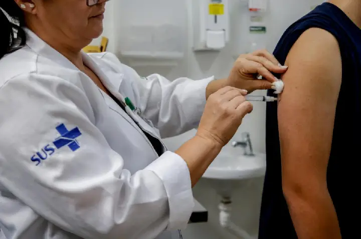 Casos de dengue no Brasil caem 75% no início de 2026