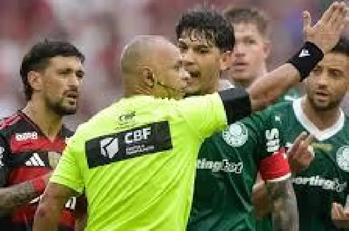 CBF diz que juiz não desligou rádio e refuta acusação de Gomez
