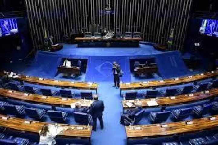 CCJ aprova fim da reeleição para cargos do Executivo