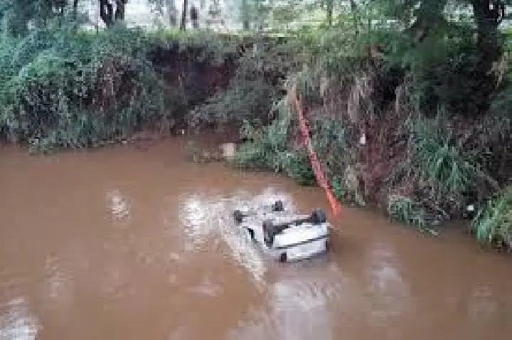 Celta cai em córrego e motorista fica gravemente ferida em Jaú