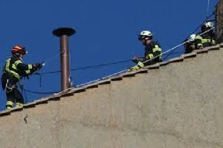 Chaminé que indicará novo papa é instalada; VÍDEO