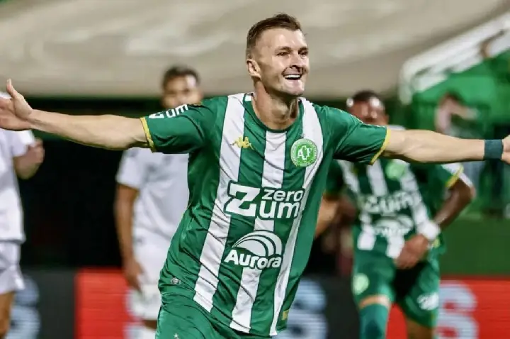 Chape explora contra-ataques e vence o Santos com gol polêmico