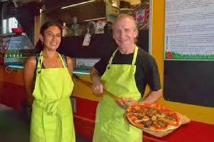 Chef cozinha corpo de homem com legumes para encobrir assassinato