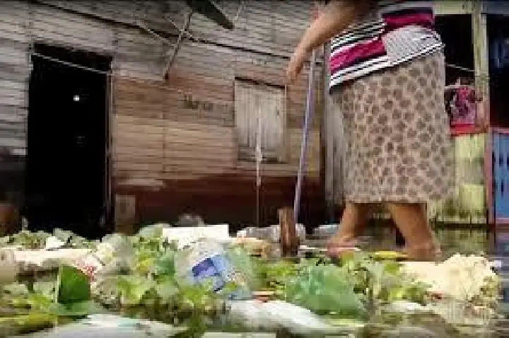 Cheia leva lixo e aguaceiro para dentro das casas; VÍDEO
