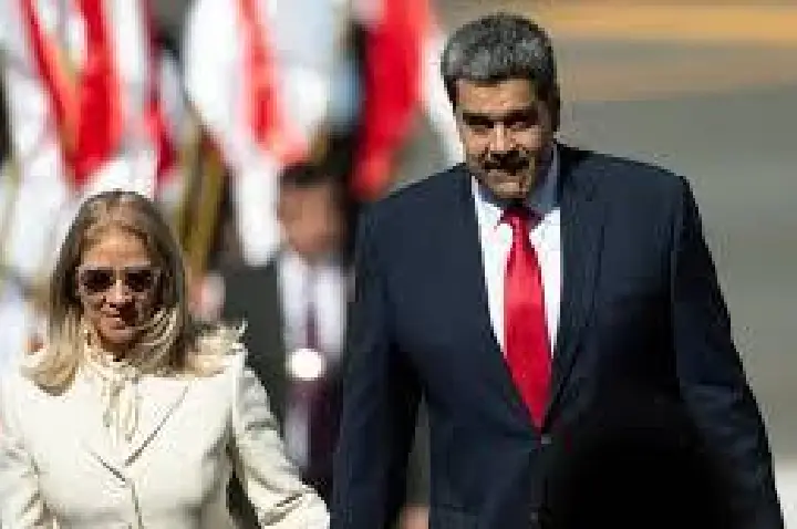 China pede aos EUA a libertação imediata de Maduro e sua esposa