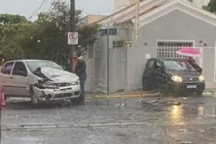 Chuva: acidente entre carros deixa vítima em cruzamento de Bauru
