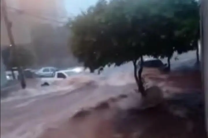 Chuva arrasta carros e deixa Vitória Régia debaixo d'água; VÍDEOS