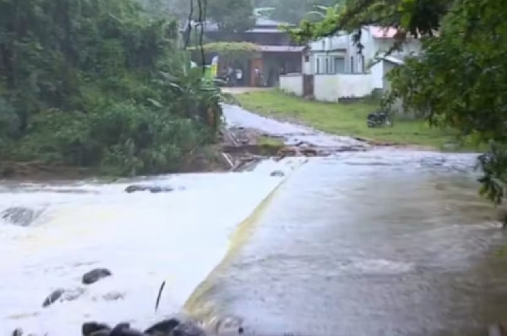 Chuva de 300 mm em Ubatuba provoca deslizamentos e arrasta ponte