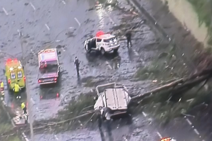 Chuva provoca deslizamento, alagamentos e queda de árvores