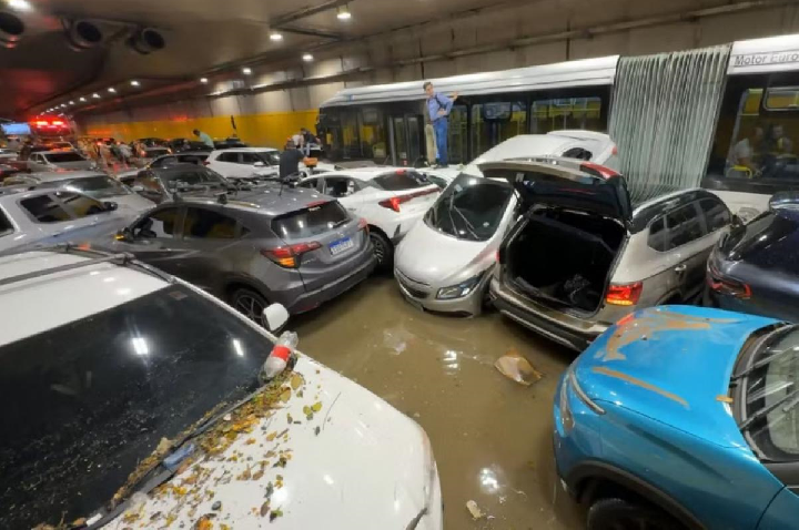 Chuvas matam uma pessoa em SP e deixam carros boiando em túnel