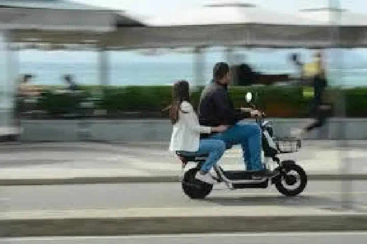 Ciclomotores elétricos exigirão placa e CNH a partir desta quinta