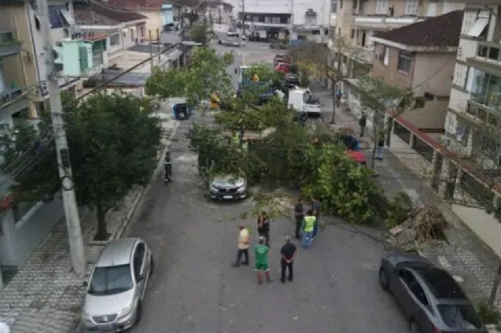 Ciclone-bomba faz SP montar gabinete de crise; ventos de 100 km/h