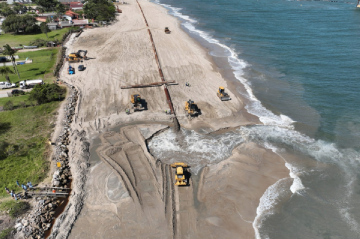 Cidade de SC conclui maior alargamento de praias do Brasil