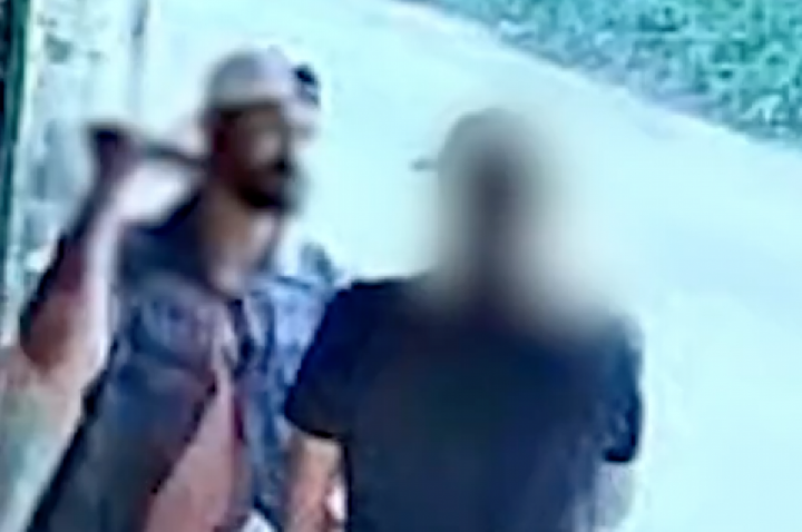 Cidadezinha mineira enterra vítimas de série de facadas; VÍDEO