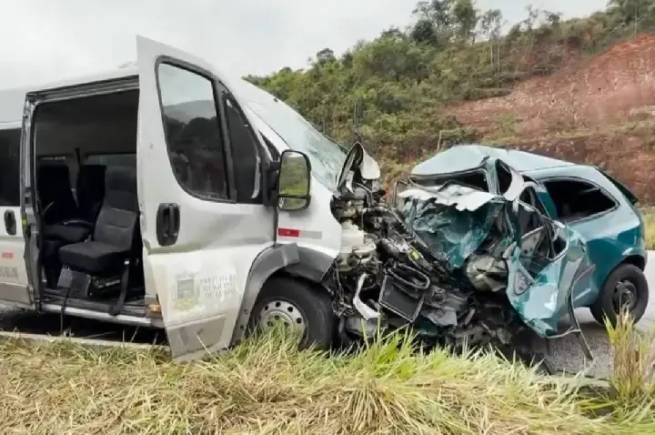 Cinco pessoas morrem em acidente entre carro e van na BR-116
