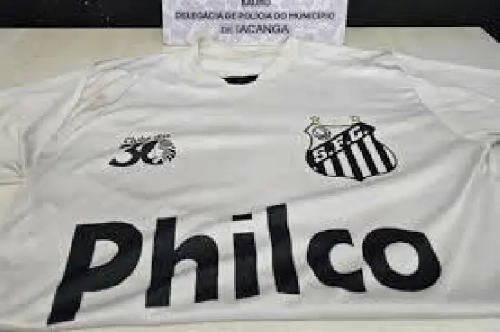 Cliente tenta trancar funcionária em banheiro e diz: 'pegadinha'