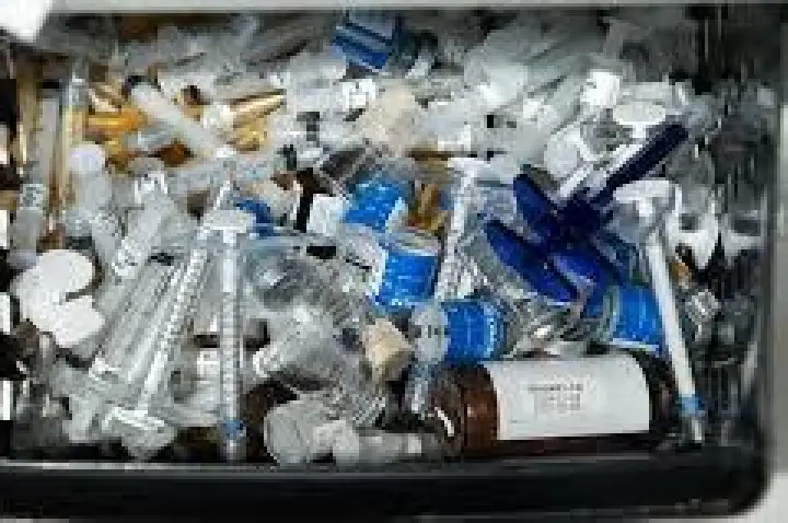 Clínicas de estética reutilizavam materiais ou usavam vencidos