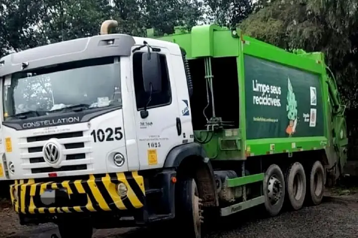 Coletor morre prensado contra parede pelo caminhão da coleta