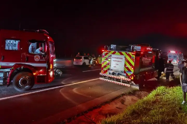 Colisão com mureta na rodovia Bauru-Marília deixa mulher ferida